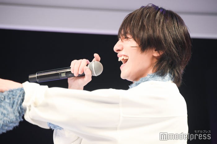 イジられる鈴陽向を笑う山下幸輝(C)モデルプレス