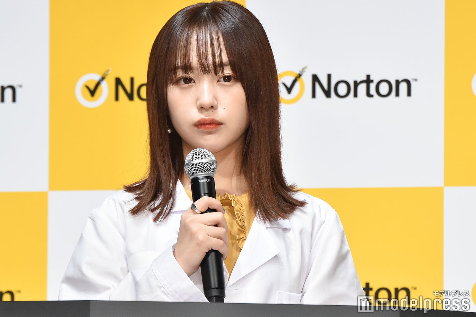 講演台の前に立つなえなの（C）モデルプレス