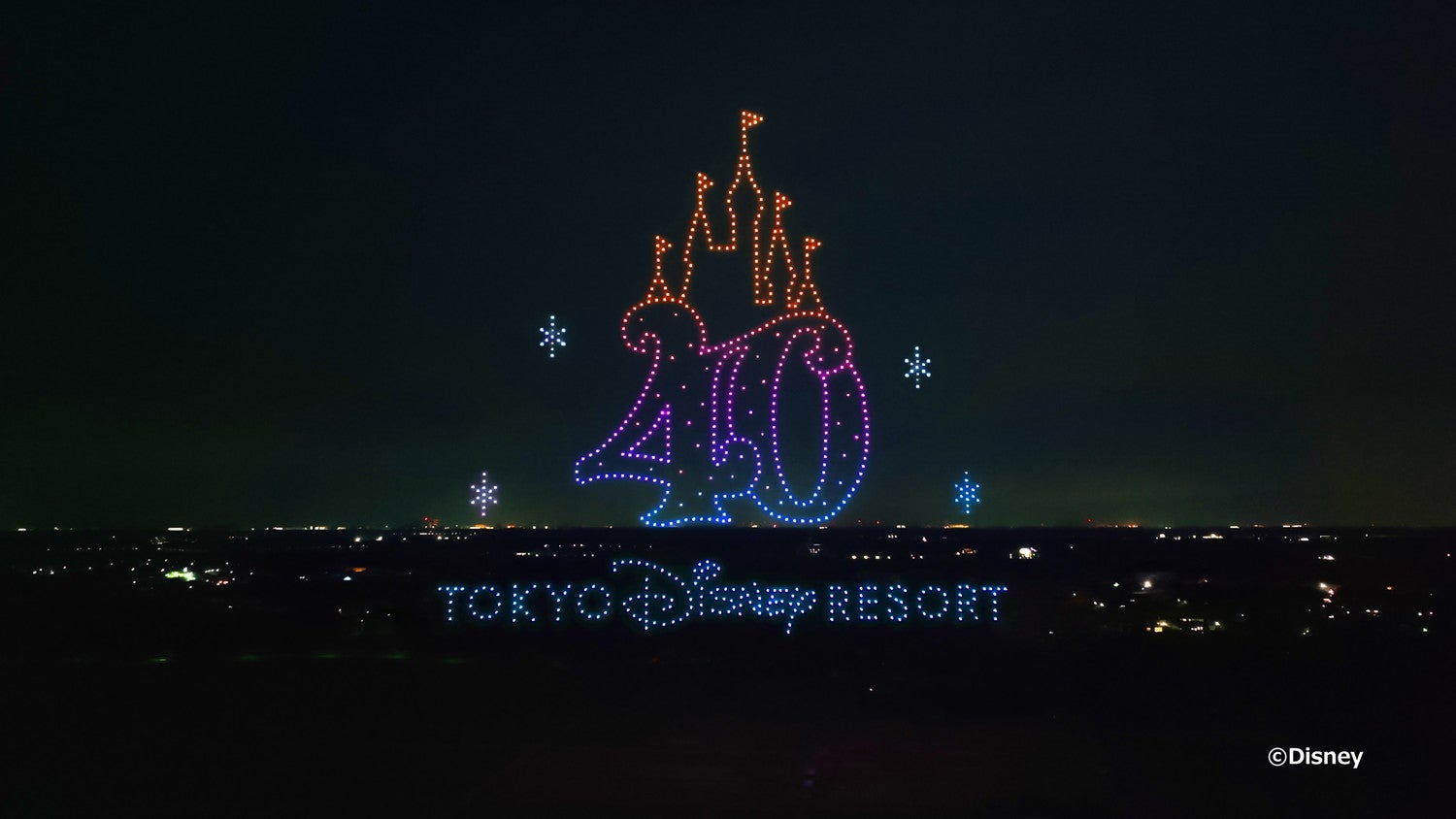 東京ディズニーリゾート、全国の花火大会でドローンショー初実施　40周年を夜空で祝福