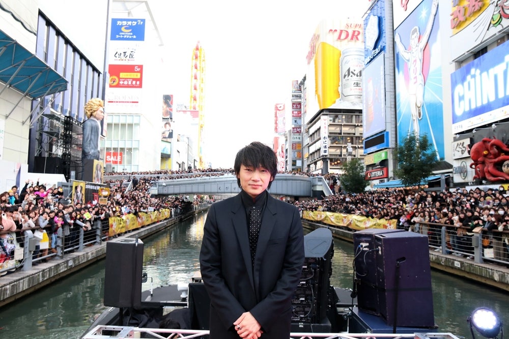 綾野剛、道頓堀にサプライズ登場　6000人が熱狂