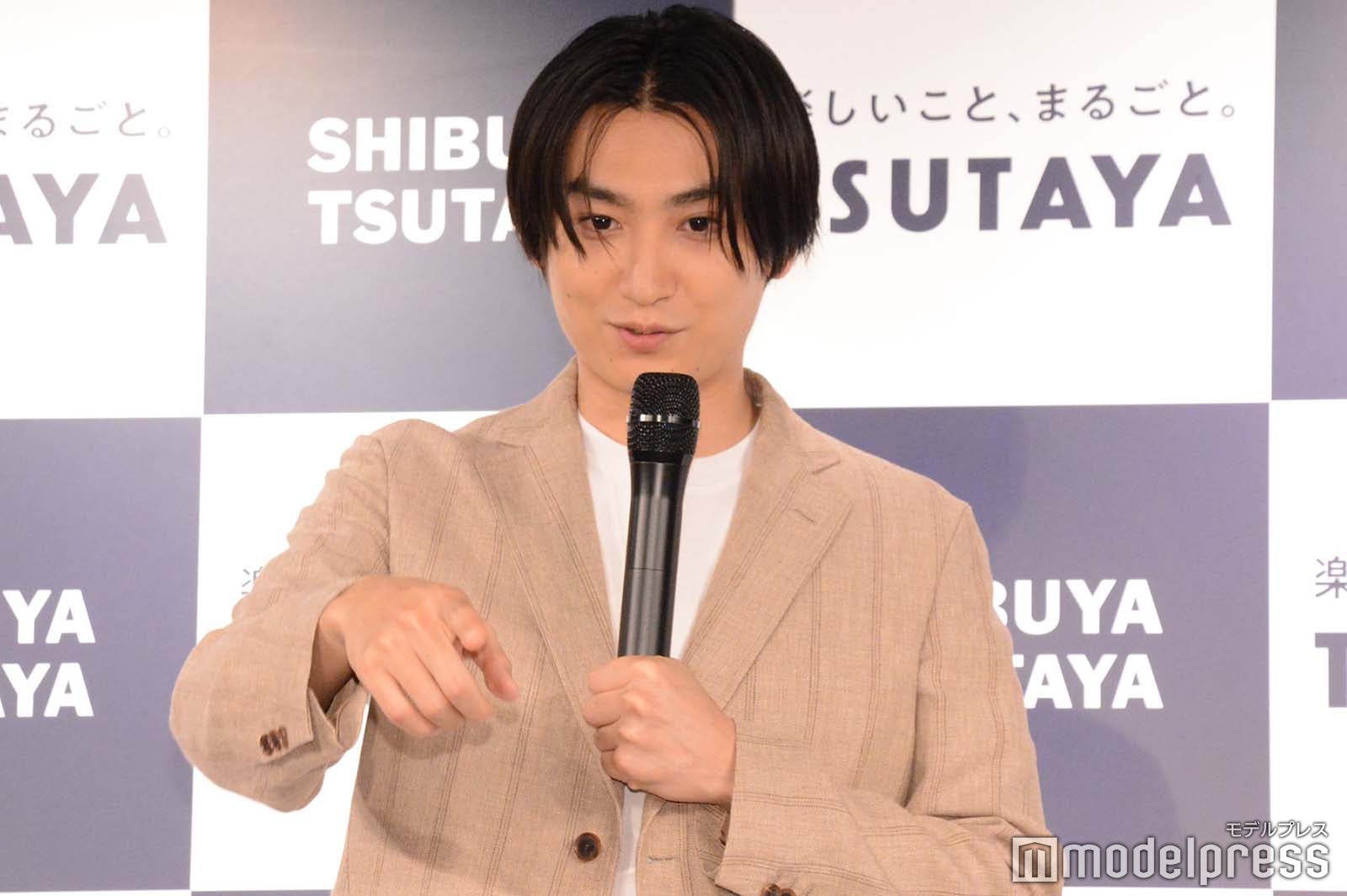 身振り手振りで説明する金子大地（C）モデルプレス