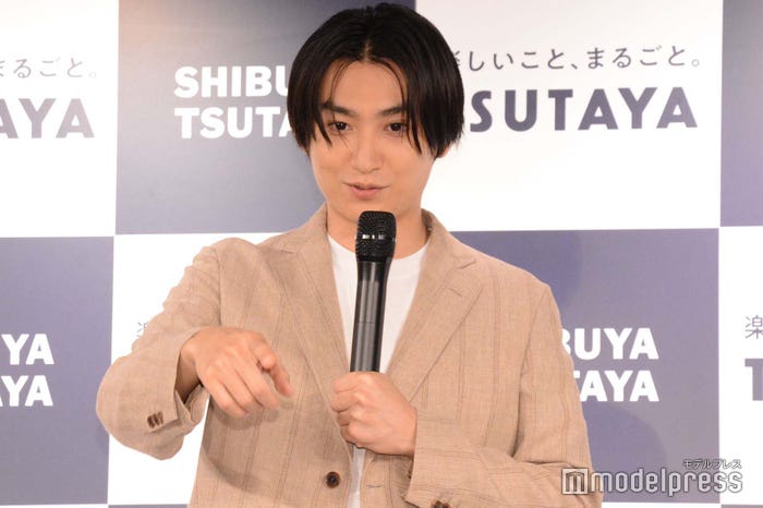 身振り手振りで説明する金子大地(C)モデルプレス