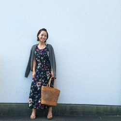 夏のワンピースやオールインワンを秋まで着回し シンプルおしゃれな重ね着コーデ8選 モデルプレス