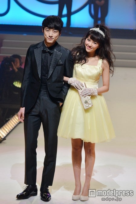 （左より）坂口健太郎、竹富聖花