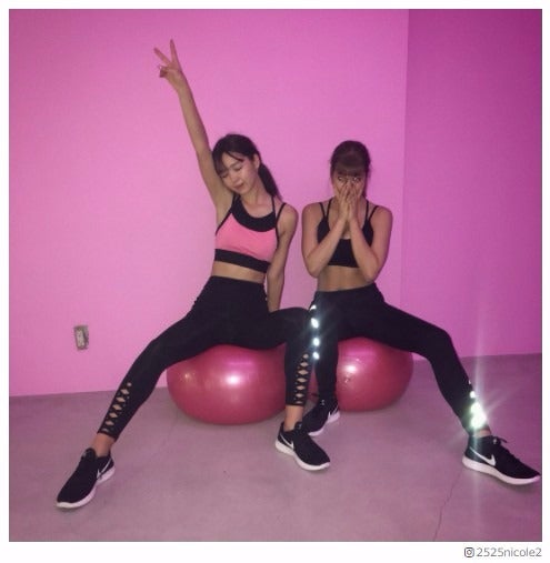 藤田ニコル＆紗蘭、美腹筋2ショットに羨望の声殺到 「ウエスト細！」「憧れる」