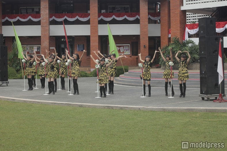 JKT48（ミュージックビデオ「Heavy Rotation」メイキングカット）