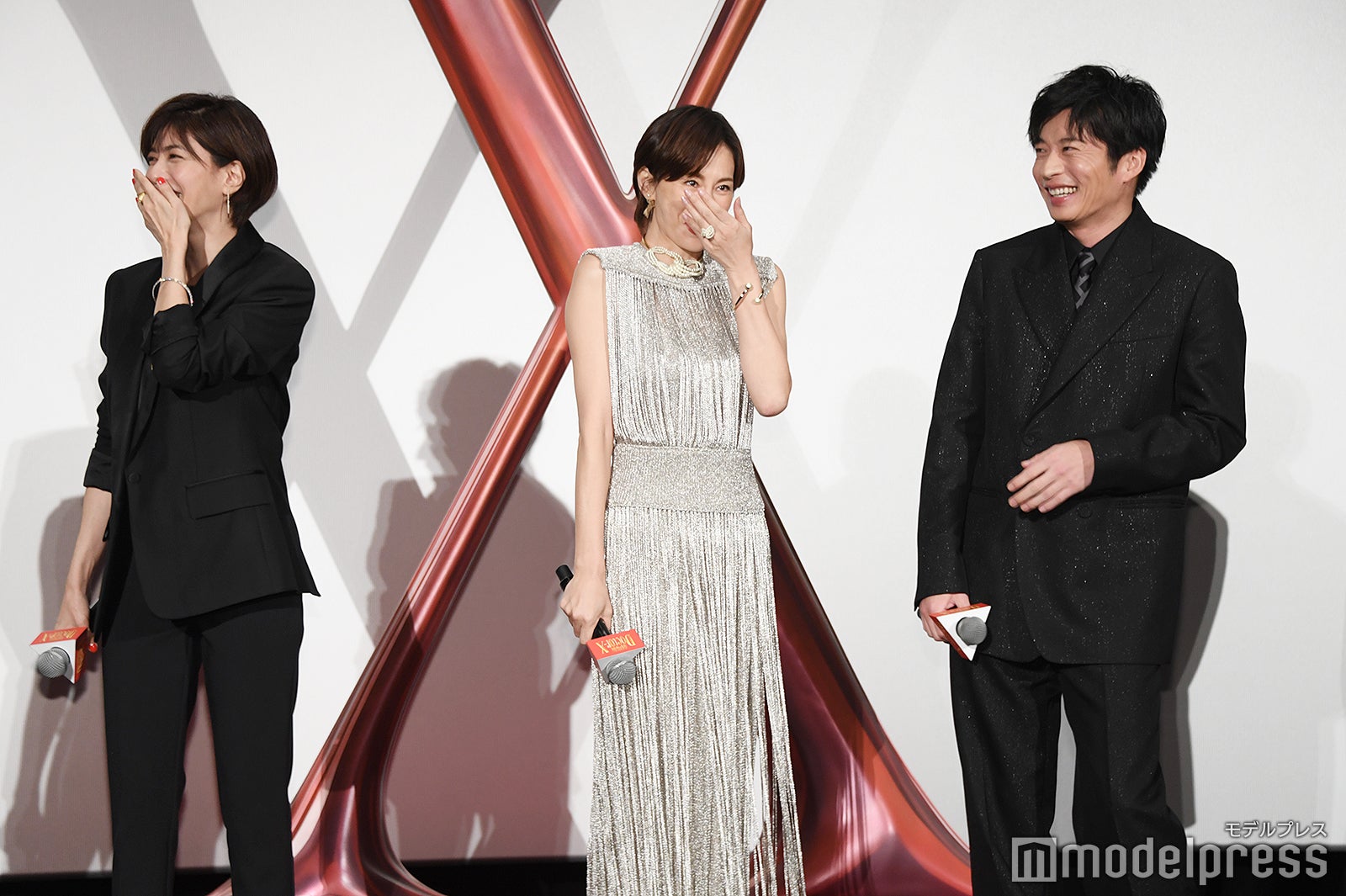 笑いが止まらない内田有紀、米倉涼子、田中圭（C）モデルプレス