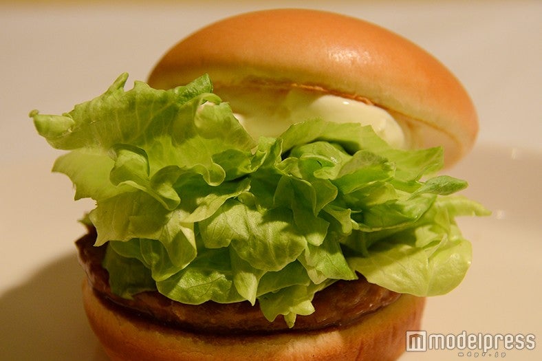 ボリューミーなレタスに驚き（C）モデルプレス