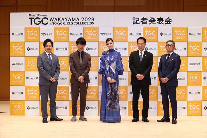 (写真左から)鳴海禎造(TGC和歌山推進委員会会長)、村上範義(東京ガールズコレクション実行委員会 実行委員長・株式会社W TOKYO 代表取締役社長)、中条あやみ、尾花正啓(和歌山市長)、出水孝典(株式会社オオミヤ 代表取締役社長)(提供写真)