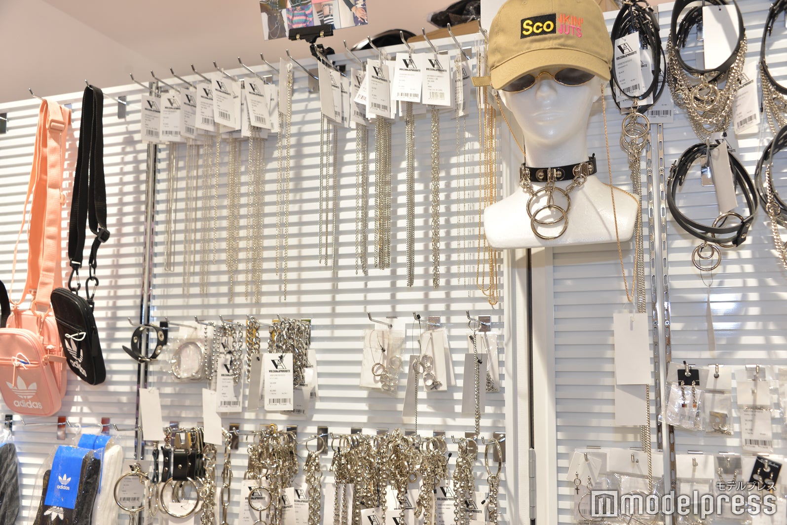 アクセサリーや小物もズラリ（C）モデルプレス