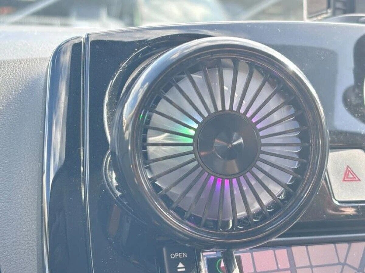 車のエアコン吹き出し口に設置されグラデーションライトが光る車載扇風機 車のエアコン吹き出し口に設置されグラデーションライトが光る車載扇風機