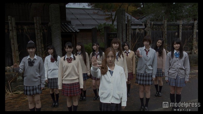 AKB48の新曲「So long！」ミュージックビデオより（C）AKS