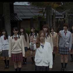 AKB48の新曲「So long!」ミュージックビデオより(C)AKS