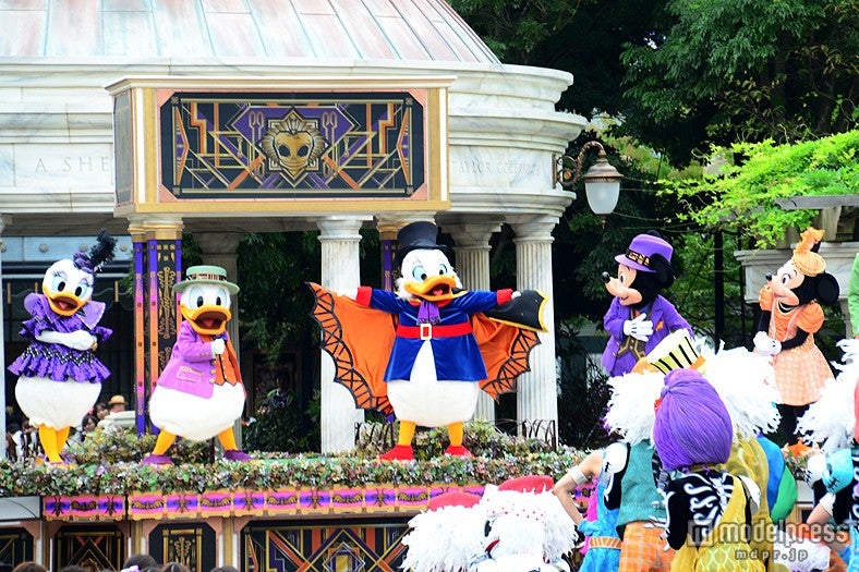 「ニューヨーク・ハロウィーン・フォリーズ」マントをプレゼントされたスクルージ