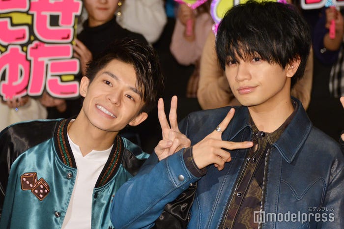 腕を絡めてイチャイチャする中島健人(右)と岸優太(左)/(C)モデルプレス