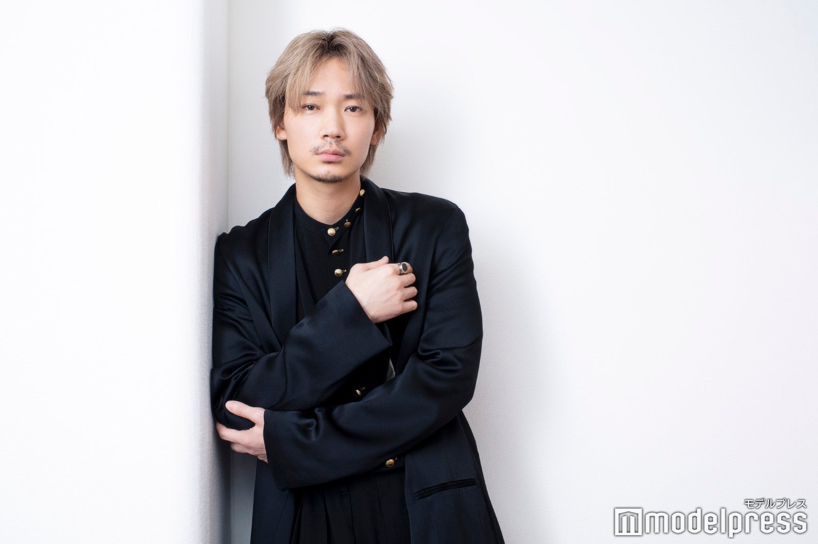 過去には日用品も揃う「綾野商店」を差し入れ！今回は“肉祭り”開催！綾野剛はまさに気遣いの人（C）モデルプレス