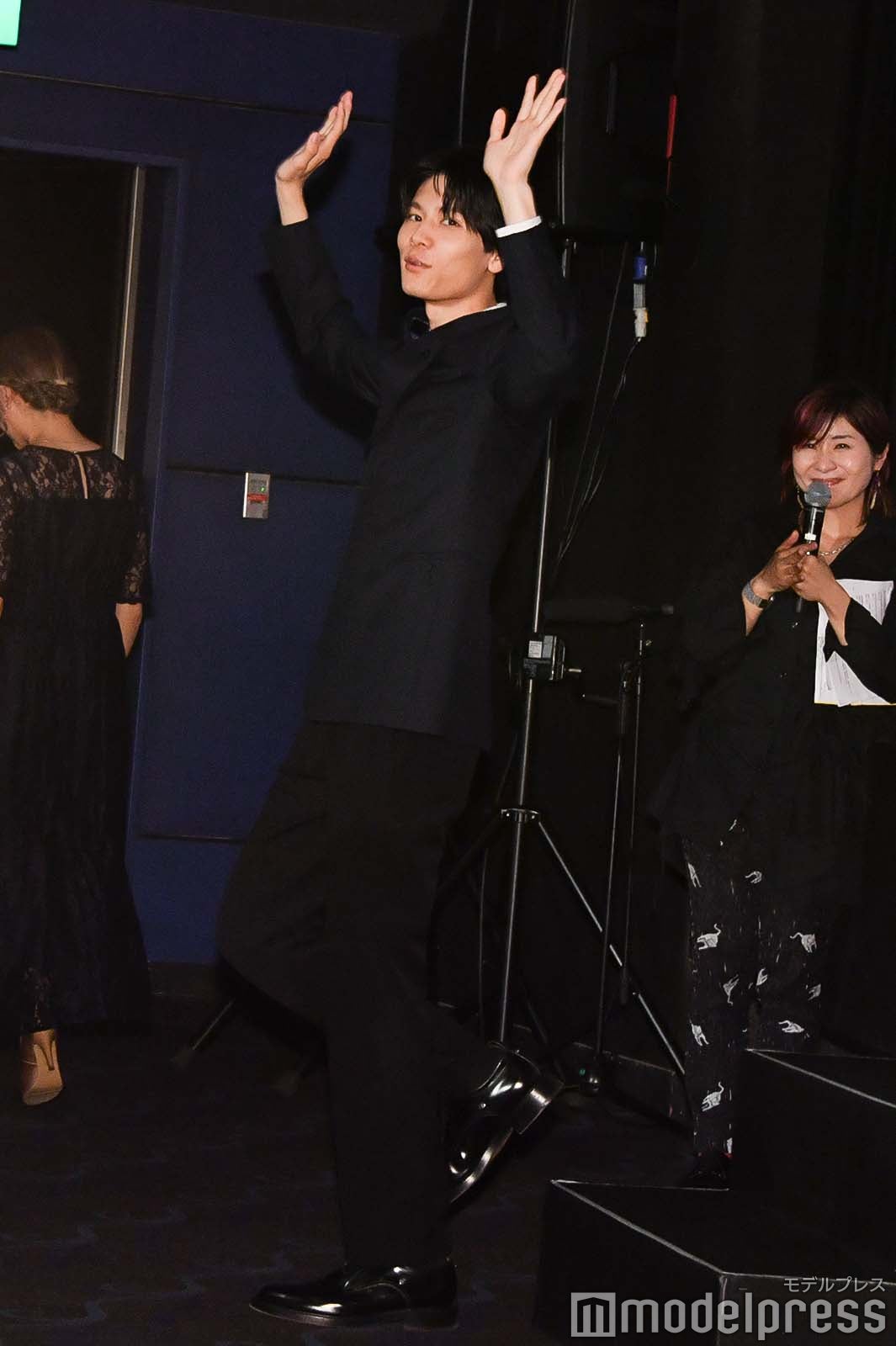 最後までファンに手を振り続ける萩原利久（C）モデルプレス