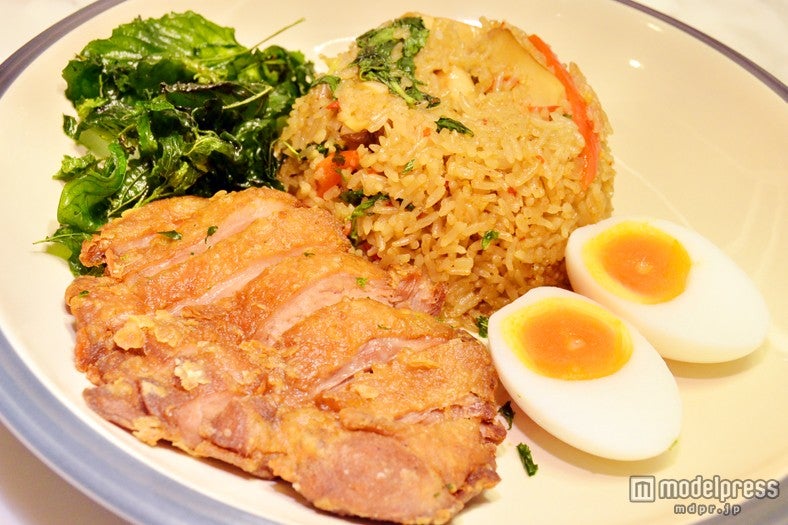 チキンとご飯がセットの「Basil Fried Rice」