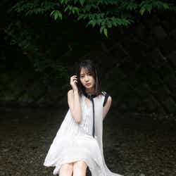 モデルプレス - 日向坂46小坂菜緒、スラリ美脚披露「blt graph.」表紙飾る