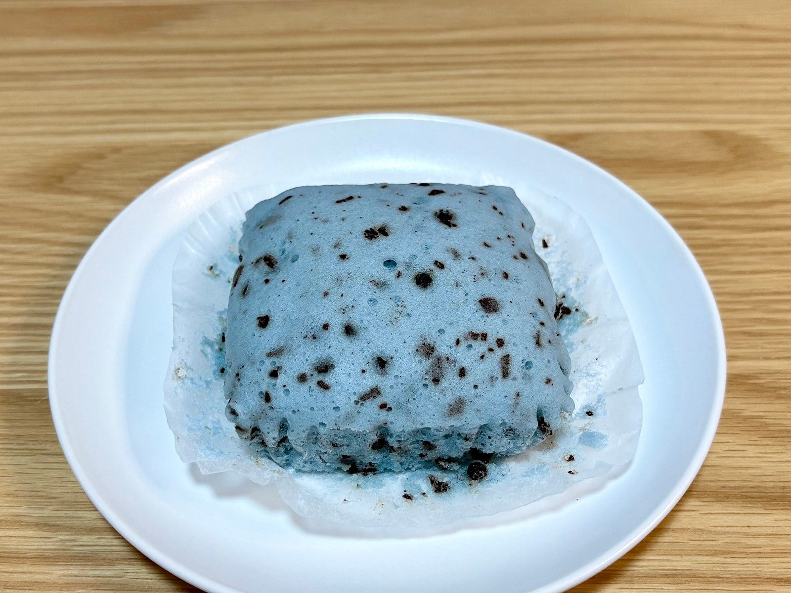 真っ青な蒸しケーキはインパクト大! 食べる前からチョコミントの香りがしてきます