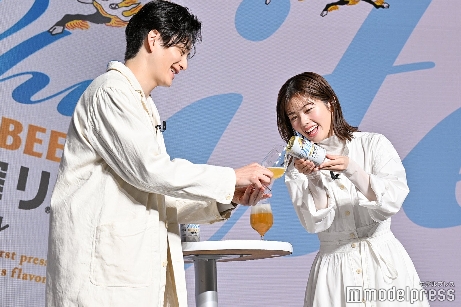 ビールを注ぎ合う岡田将生、小芝風花（C）モデルプレス