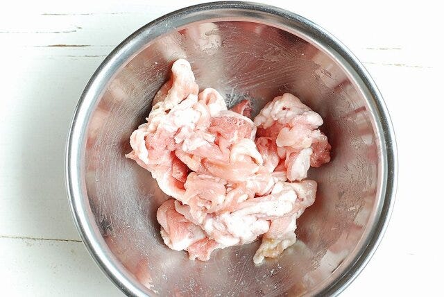 豚小間は食べやすい大きさに切って〇を揉みこむ。