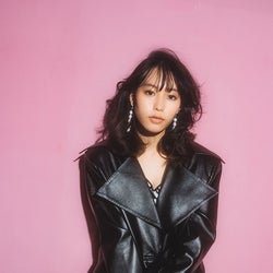南沙良「NYLON JAPAN」で斬新なロックコーデ披露