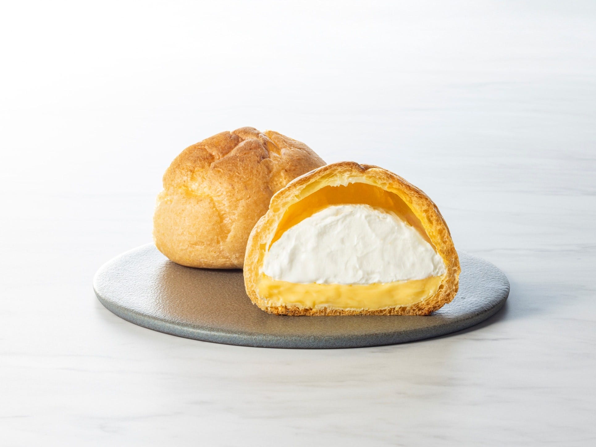 2025年9月にリニューアルした「たっぷりホイップのダブルシュー」（税込199.80円）※画像：セブン-イレブン提供