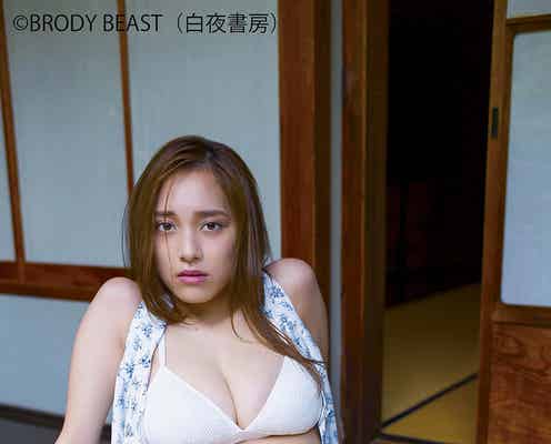 都丸紗也華、たわわなバスト&スラリ美脚で魅了