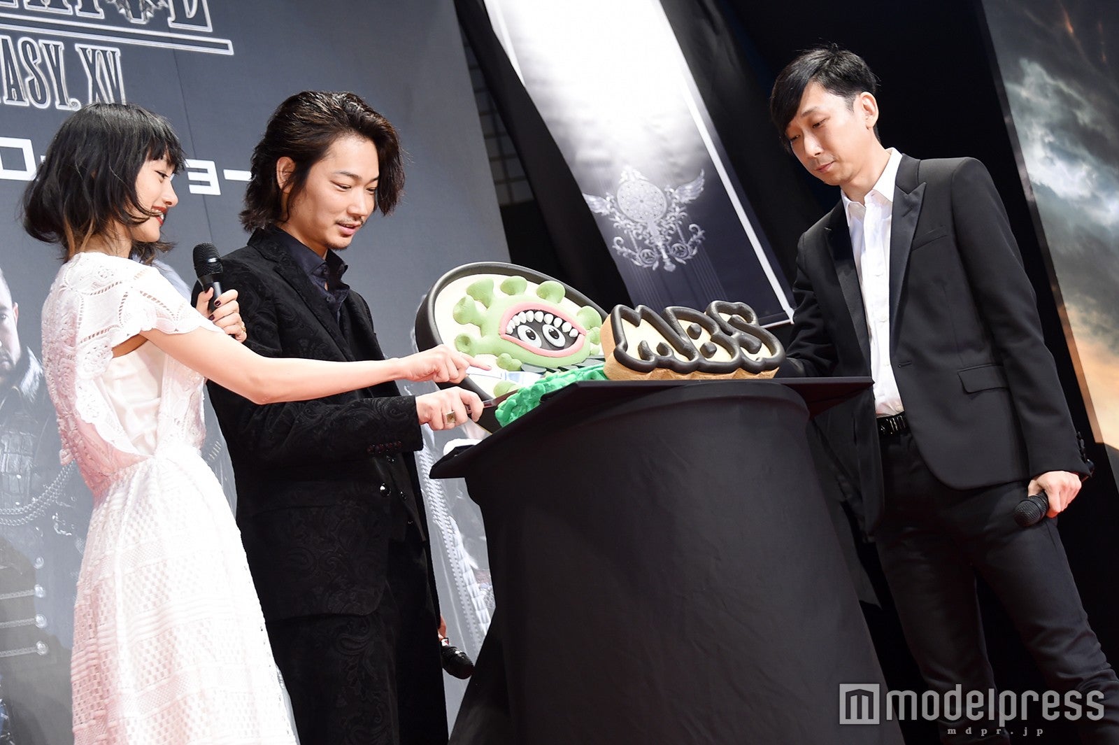 忽那汐里、綾野剛、野末武志ディレクター（C）モデルプレス