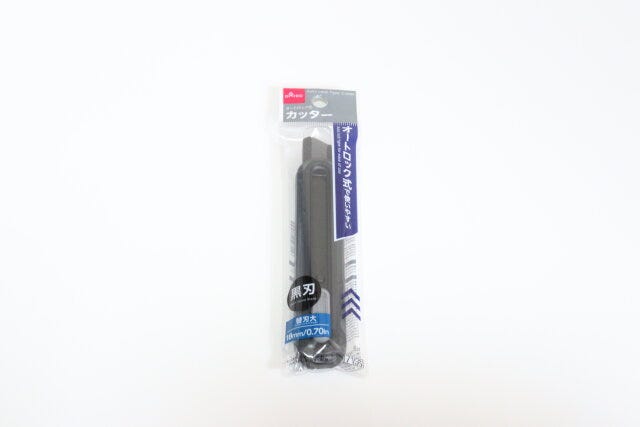 オートロック式カッター（15.4cm×2.8cm×1.8cm）　パッケージ