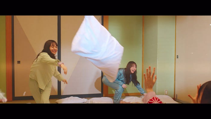 金川紗耶、田村真佑/乃木坂「Out of the blue」MVより(提供写真)