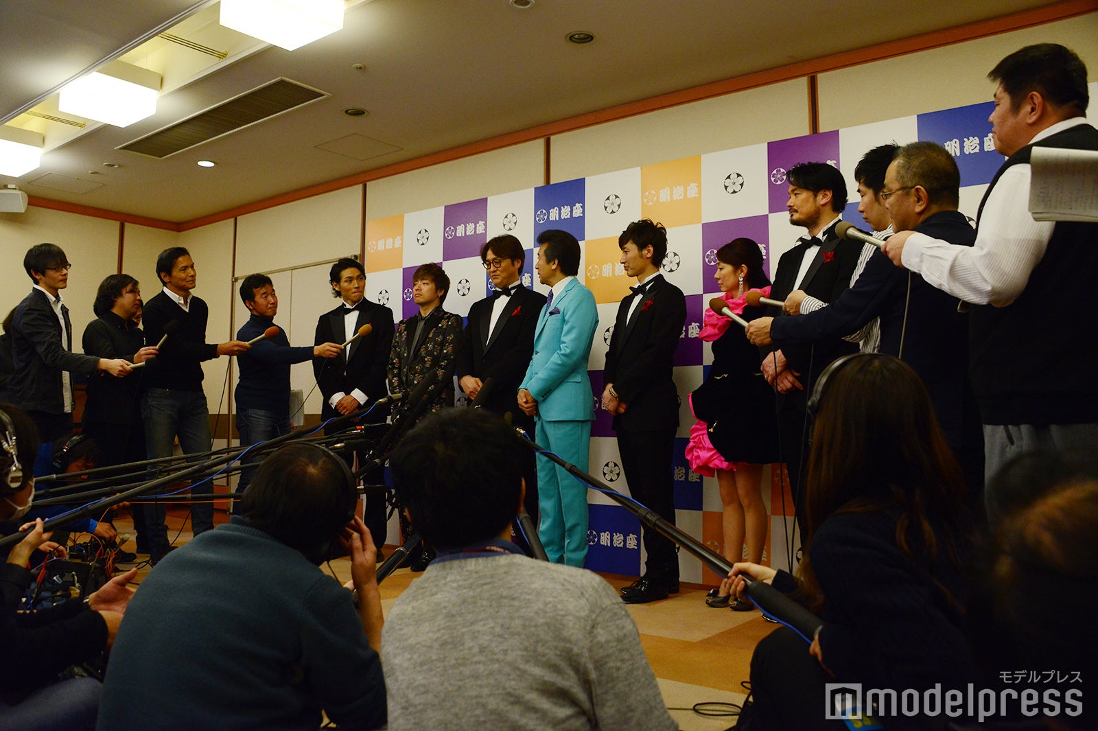 囲み取材の様子 （C）モデルプレス