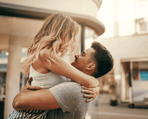 男が頬を赤らめる ハグ中の小ワザ 4つ モデルプレス