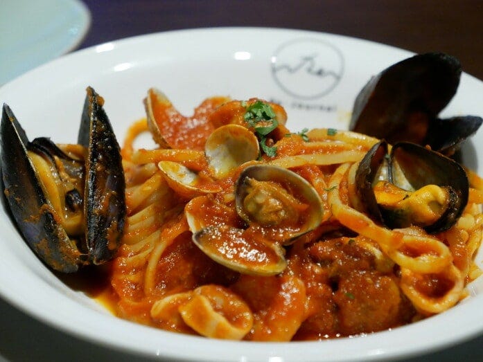 イタリアンベースの創作料理を提供。 魚介の旨味がたっぷりつまったパスタ「ペスカトーレ（税込1900円）」（2022年9月27日撮影）