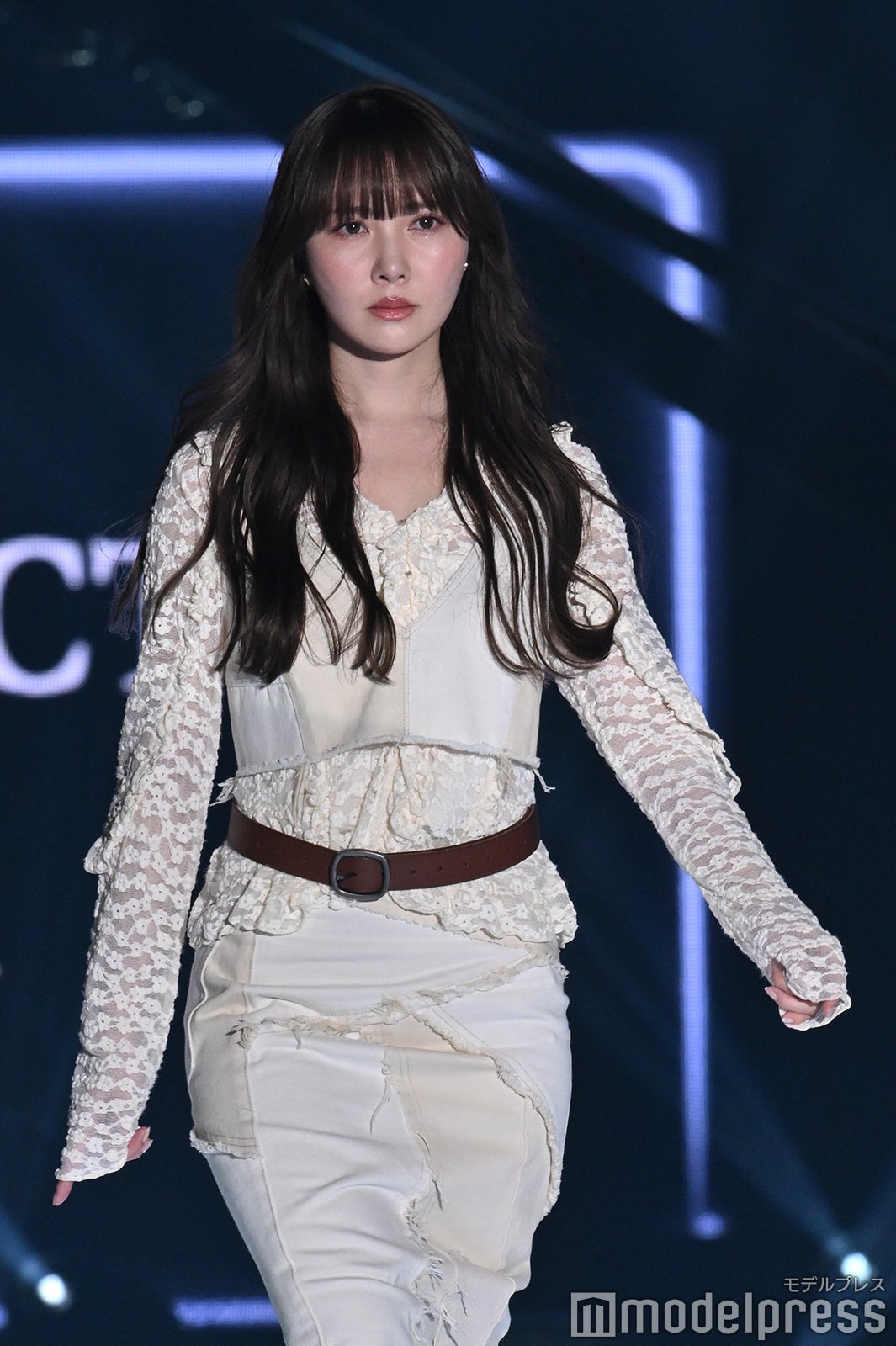 加藤史帆、クールな表情で魅了 淡色セットアップ着こなす【TGC2025S/S