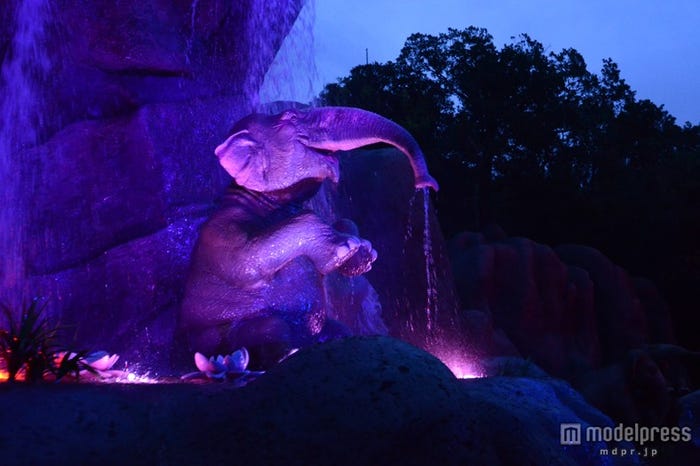 ライトアップされる象/「ジャングルクルーズ:ワイルドライフ・エクスペディション」