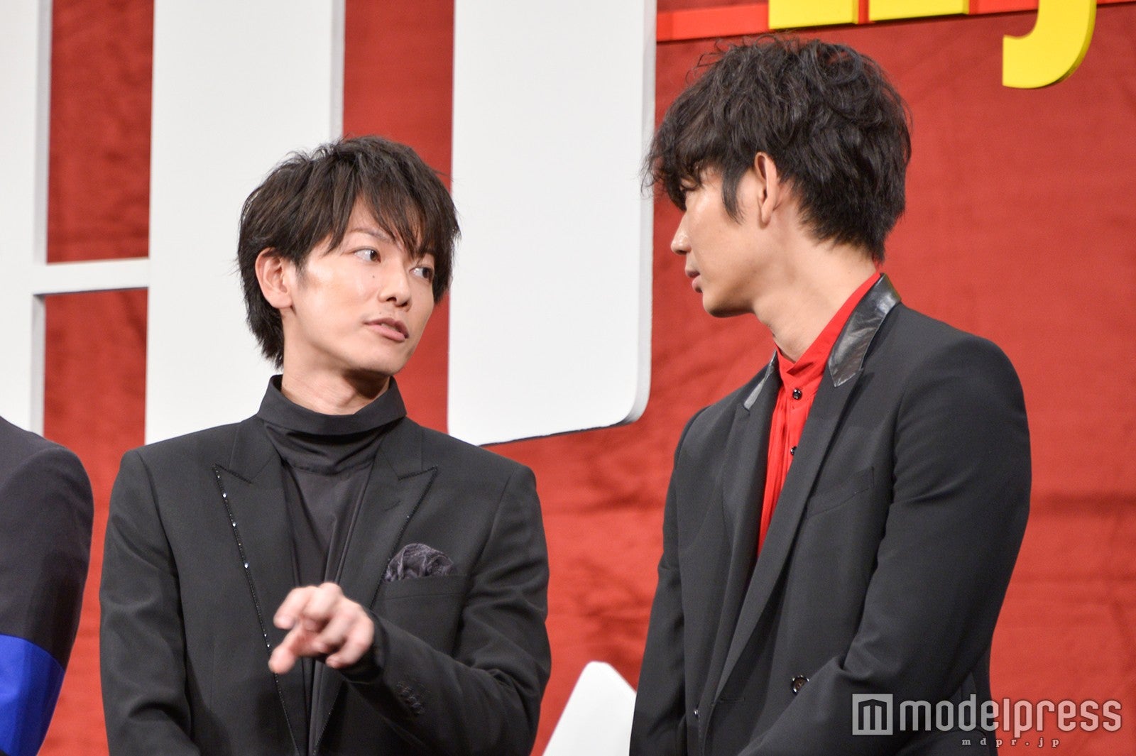 佐藤健＆綾野剛（C）モデルプレス