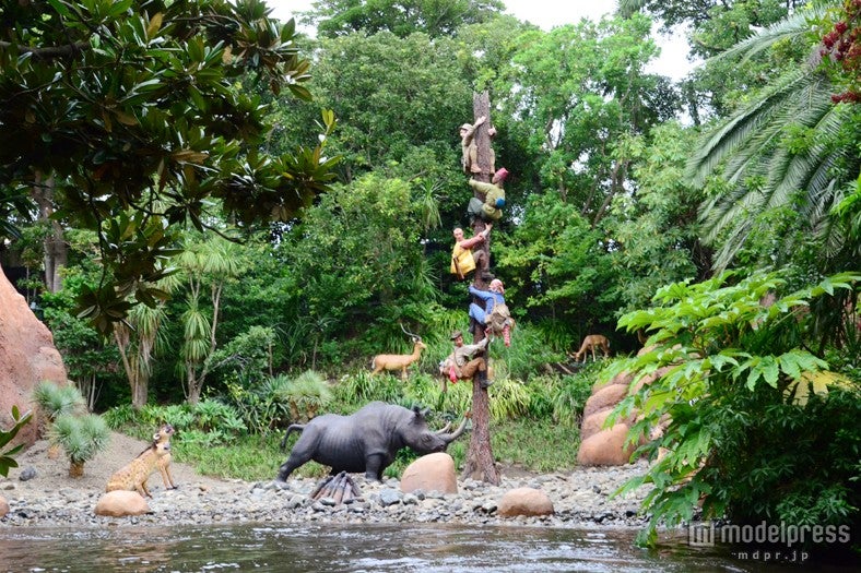 サイに追い詰められる探検隊／「ジャングルクルーズ：ワイルドライフ・エクスペディション」