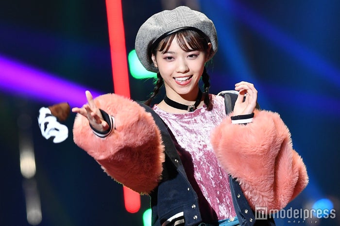 乃木坂46西野七瀬 三つ編み ツインテールでニコッ モコモコ秋コーデで登場 Tgc17a W モデルプレス