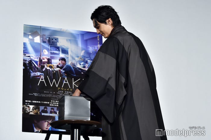 質問ボックスからくじを引く吉沢亮(C)モデルプレス