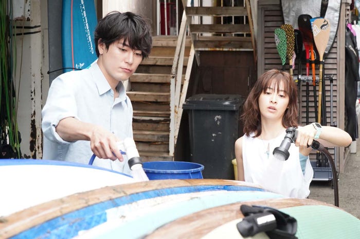 間宮祥太朗、森七菜「真夏のシンデレラ」第2話より(C)フジテレビ