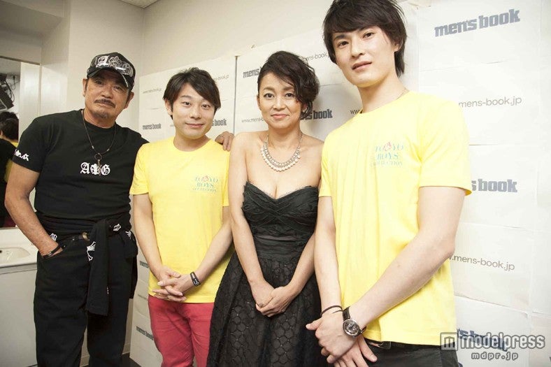 ファッションイベント「第2回東京ボーイズコレクション」のファッションディレクターを務めた中島知子（中央右）