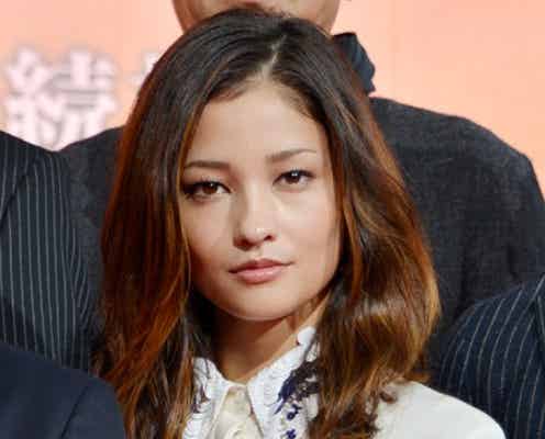 黒木メイサ、ミニスカでセクシー美脚披露 大物俳優にラブコール