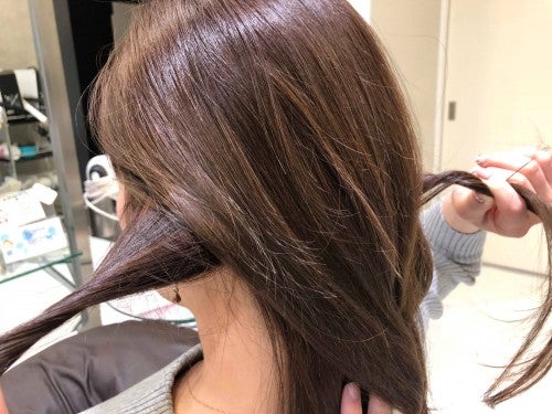 サイドの毛束をとる