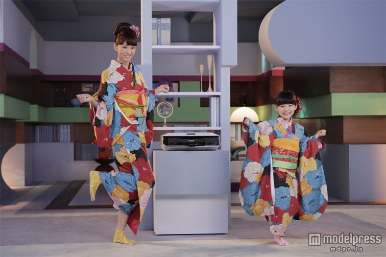 桐谷美玲＆芦田愛菜、お揃い着物姿でキュートなダンス披露