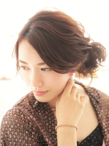 前髪なしのミディアムヘアアレンジ 簡単 可愛い旬顔になれるこなれヘアをご紹介 モデルプレス