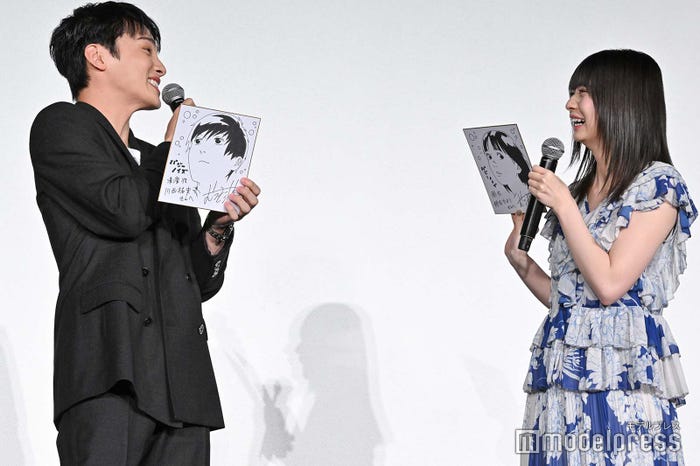 イラスト色紙を見せ合う川西拓実、桜田ひより(C)モデルプレス