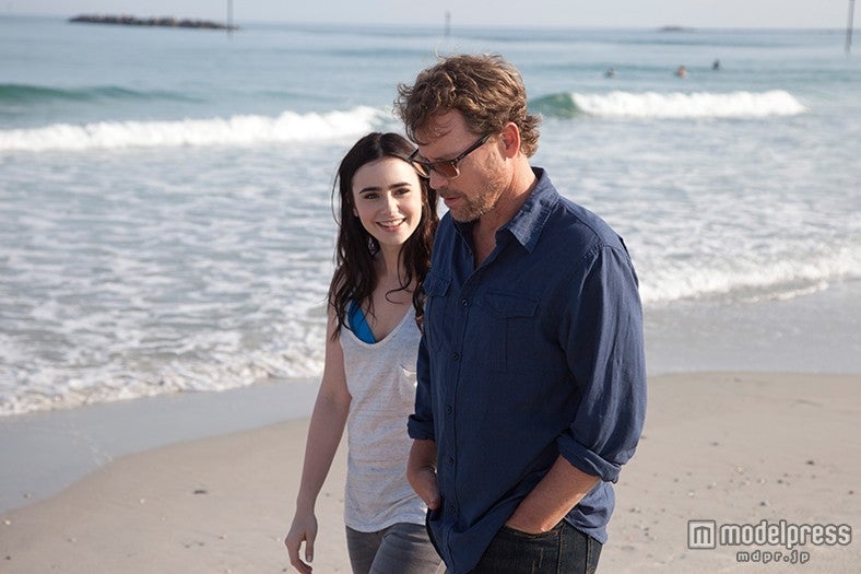 リリー・コリンズ（左）（C）2012 Writers the Movie,LLC