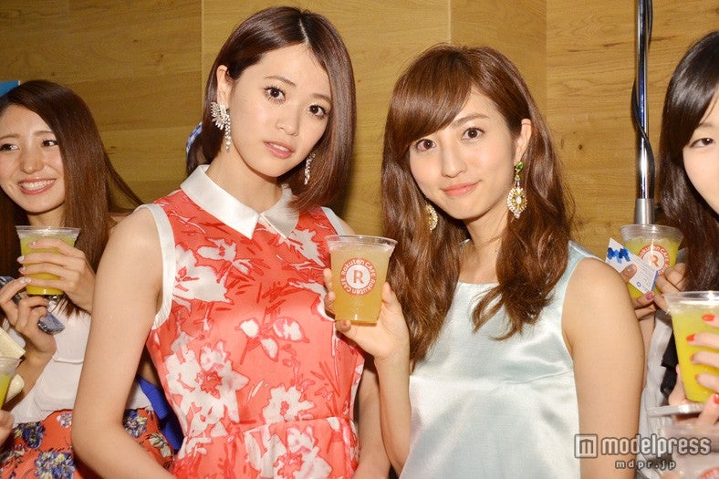注目の夏ファッションを紹介した坂田梨香子（左）と堀田茜（右）